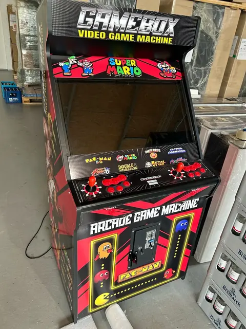 GameBox-Arcade-Automat mit Super-Mario- und Pac-Man-Motiv