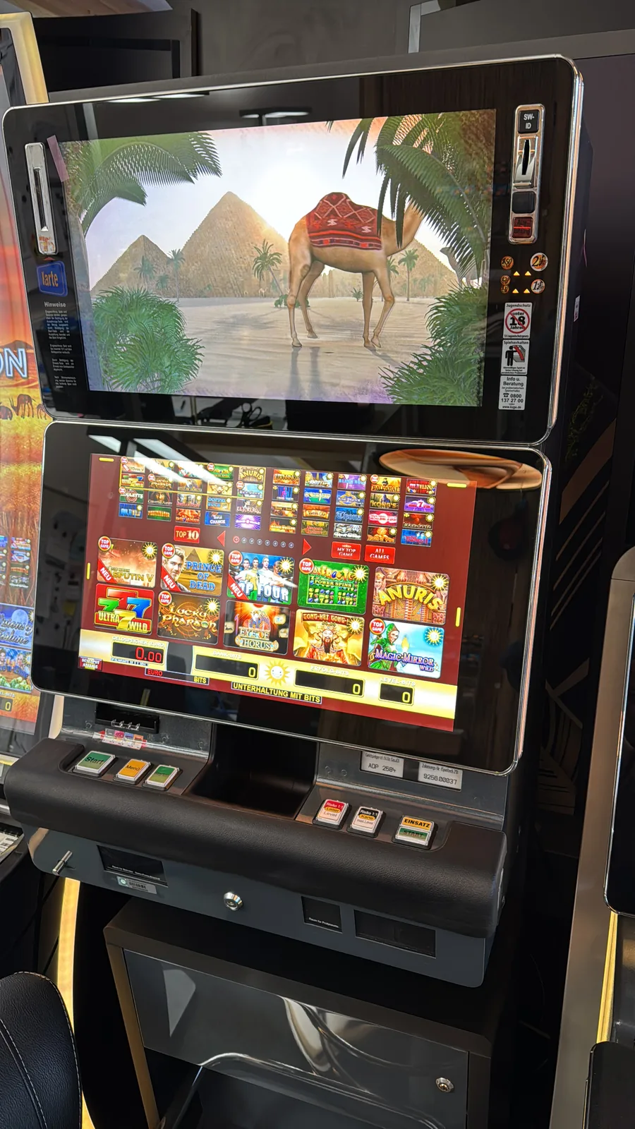Zwei Merkur-Geldspielgeräte mit Doppelbildschirm in der Gastronomie