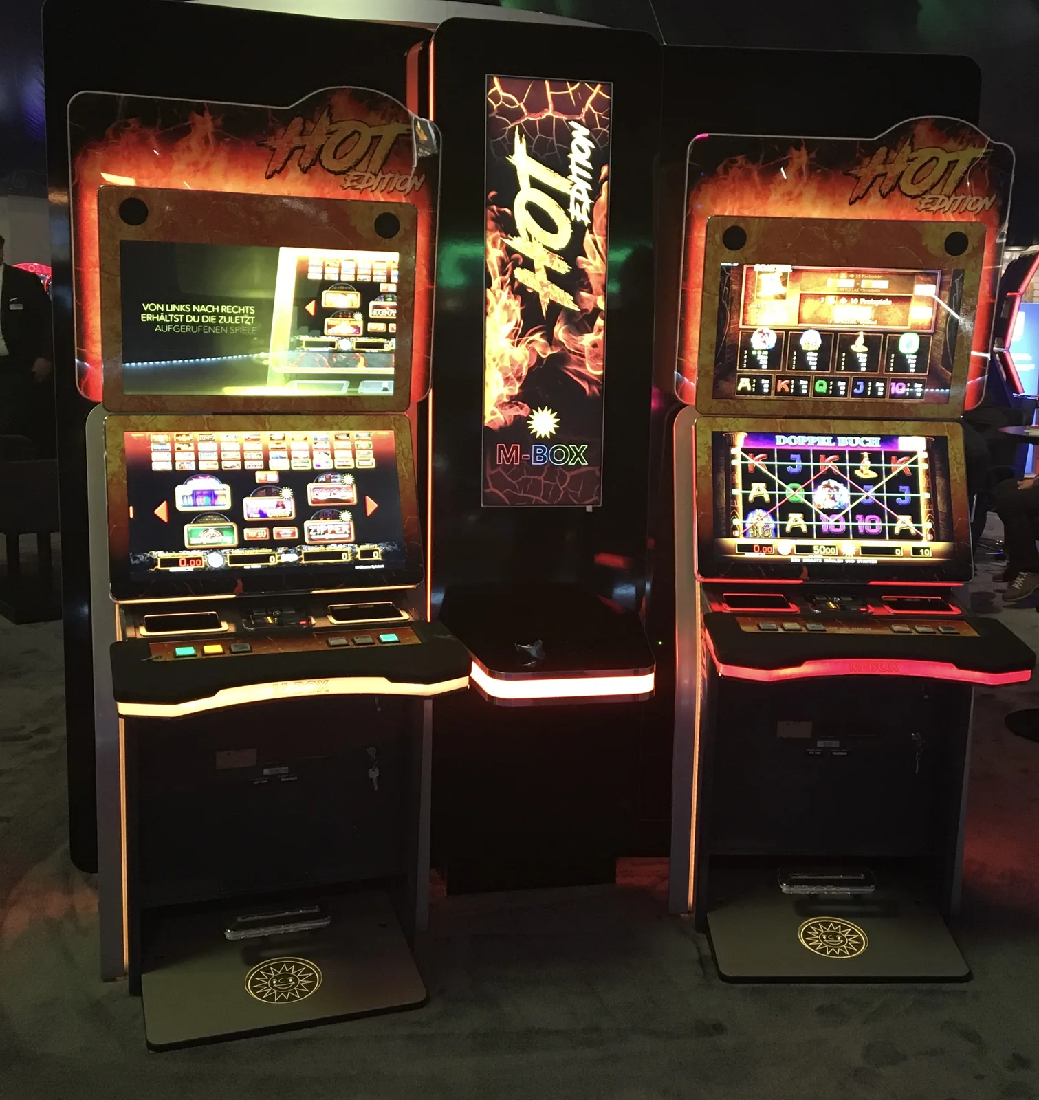Drei Hot-Edition-Spielautomaten mit M-BOX auf Messe-Aufstellung