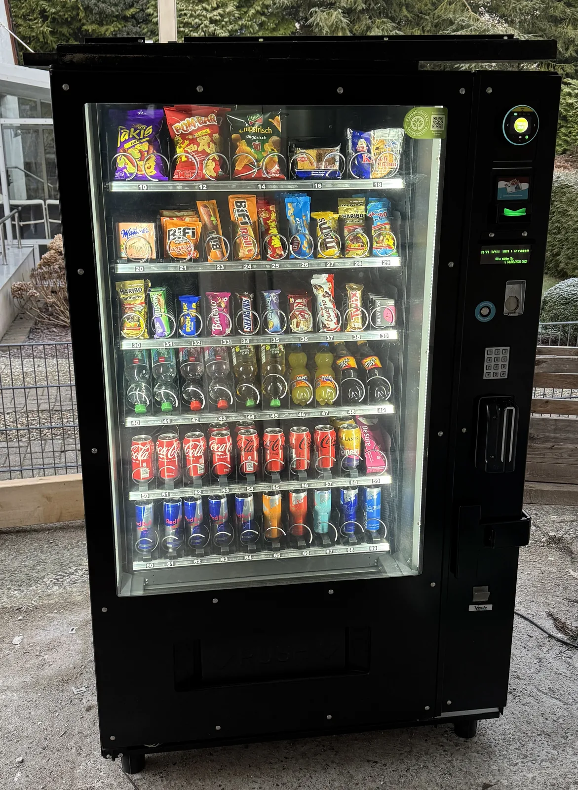 Snack- und Getränkeautomat im Außenbereich der Gastronomie