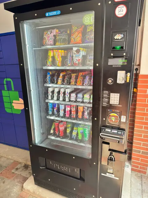 Moderner Snackautomat im Außenbereich – kontaktloses Bezahlen
