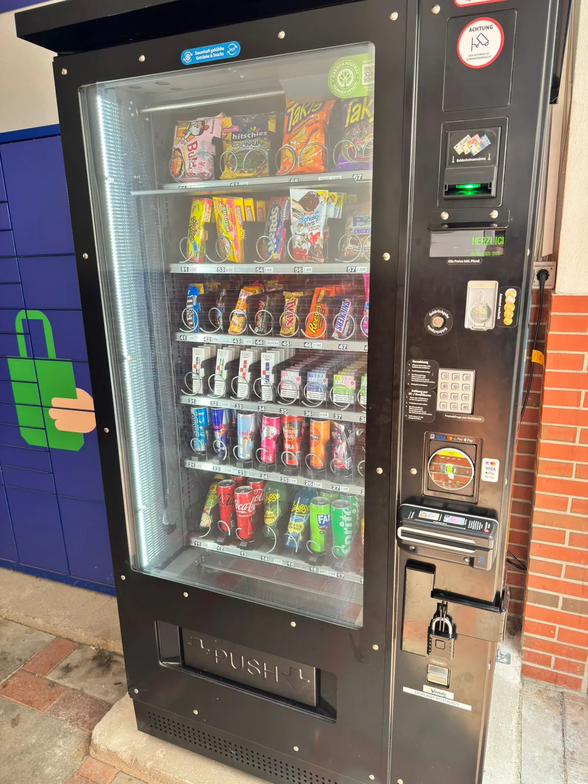 Moderner Snackautomat im Außenbereich – kontaktloses Bezahlen