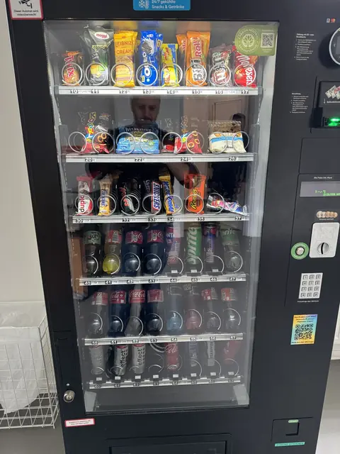 Snackautomat mit Süßigkeiten und Getränken – Nahaufnahme