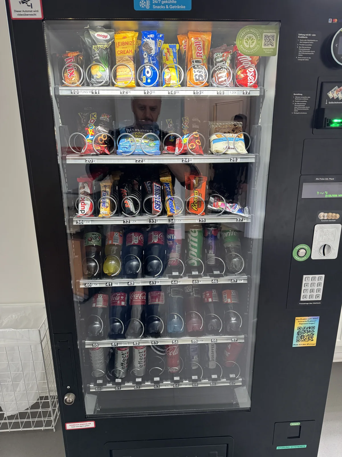Snackautomat mit Süßigkeiten und Getränken – Nahaufnahme