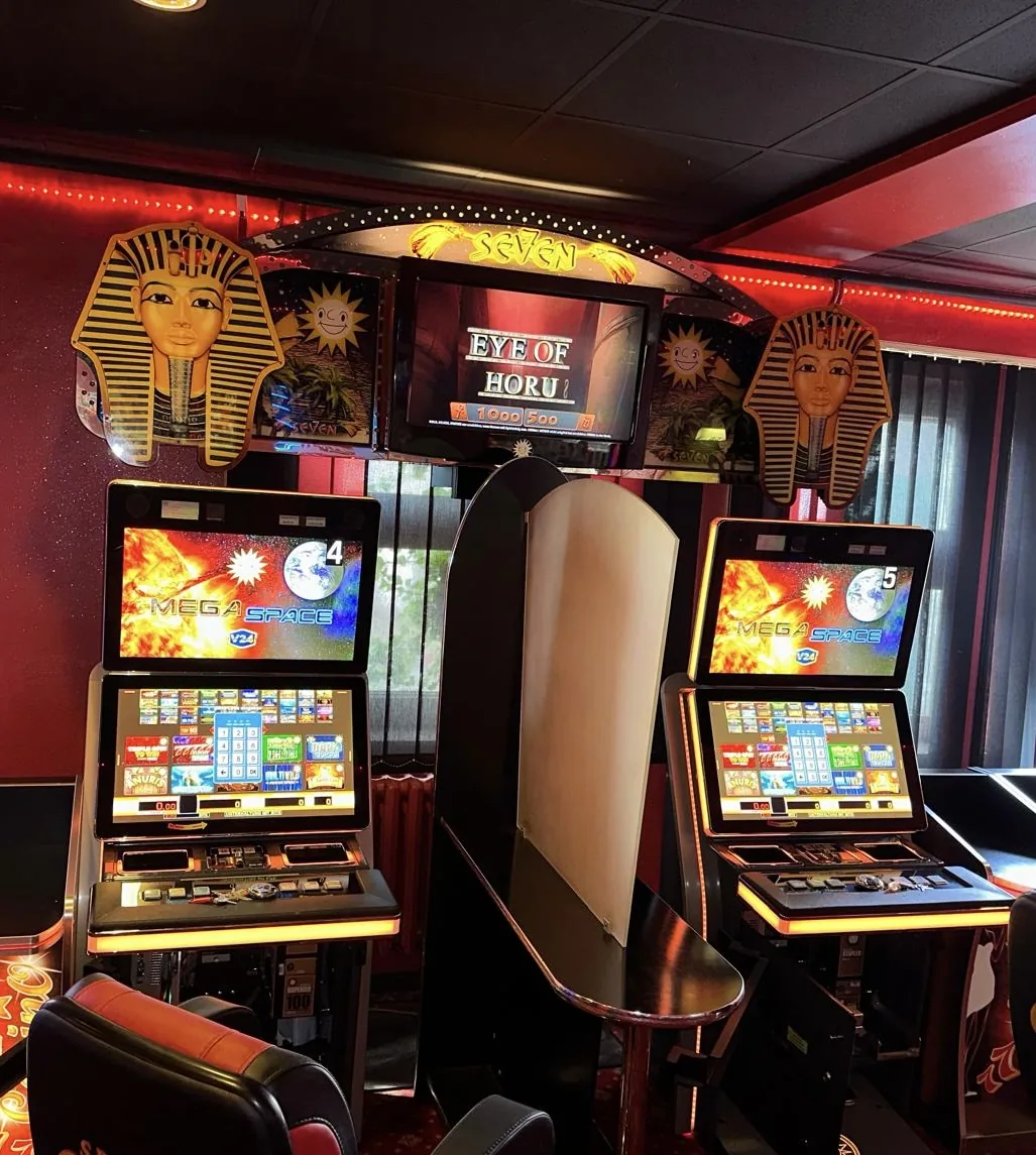 Eye-of-Horus-Spielautomaten in atmosphärischer Gastronomie-Umgebung