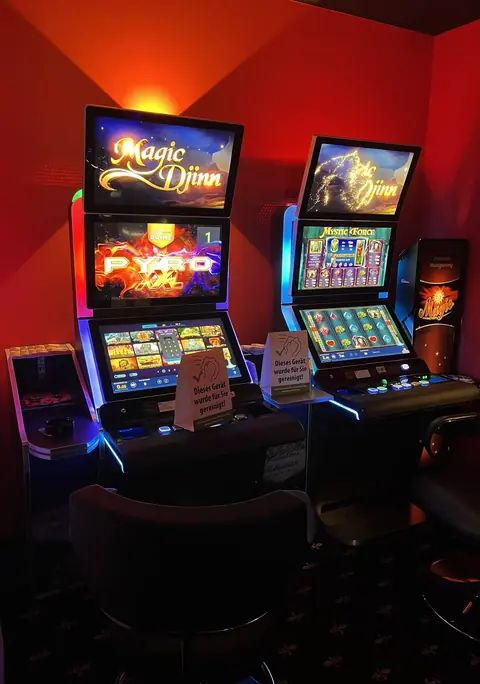 Magic-Djinn- und Pyro-XXL-Spielautomaten in rotem Gastronomie-Ambiente