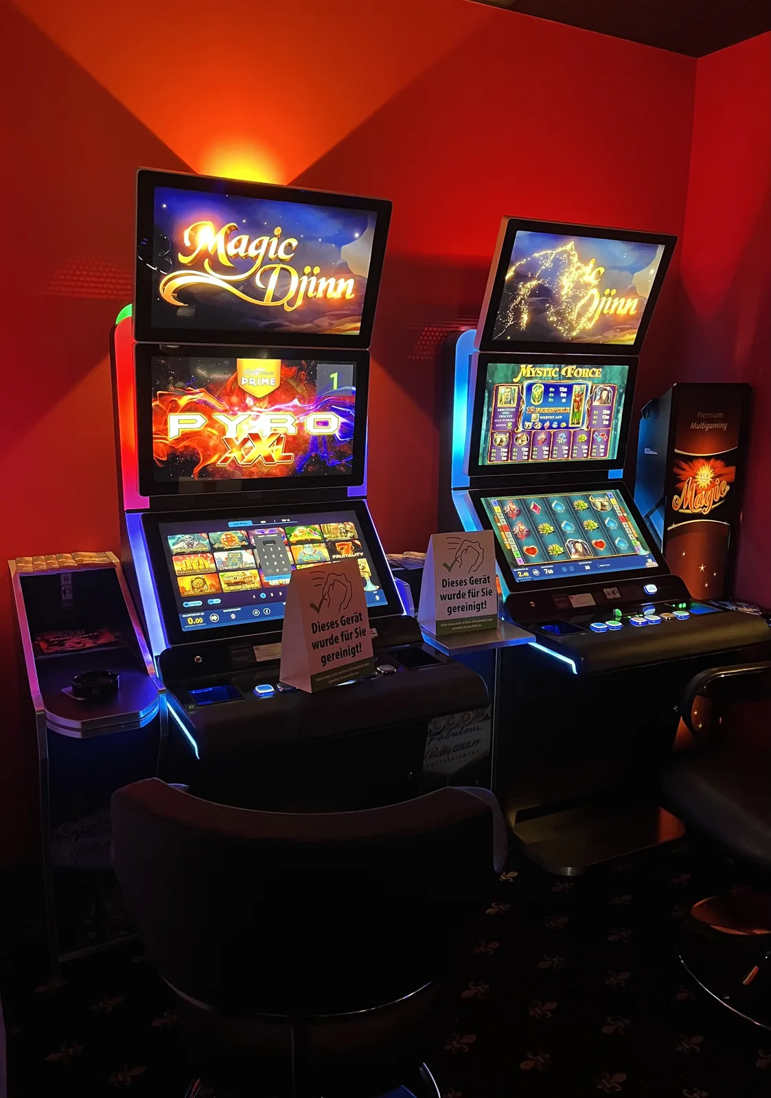 Magic-Djinn- und Pyro-XXL-Spielautomaten in rotem Gastronomie-Ambiente