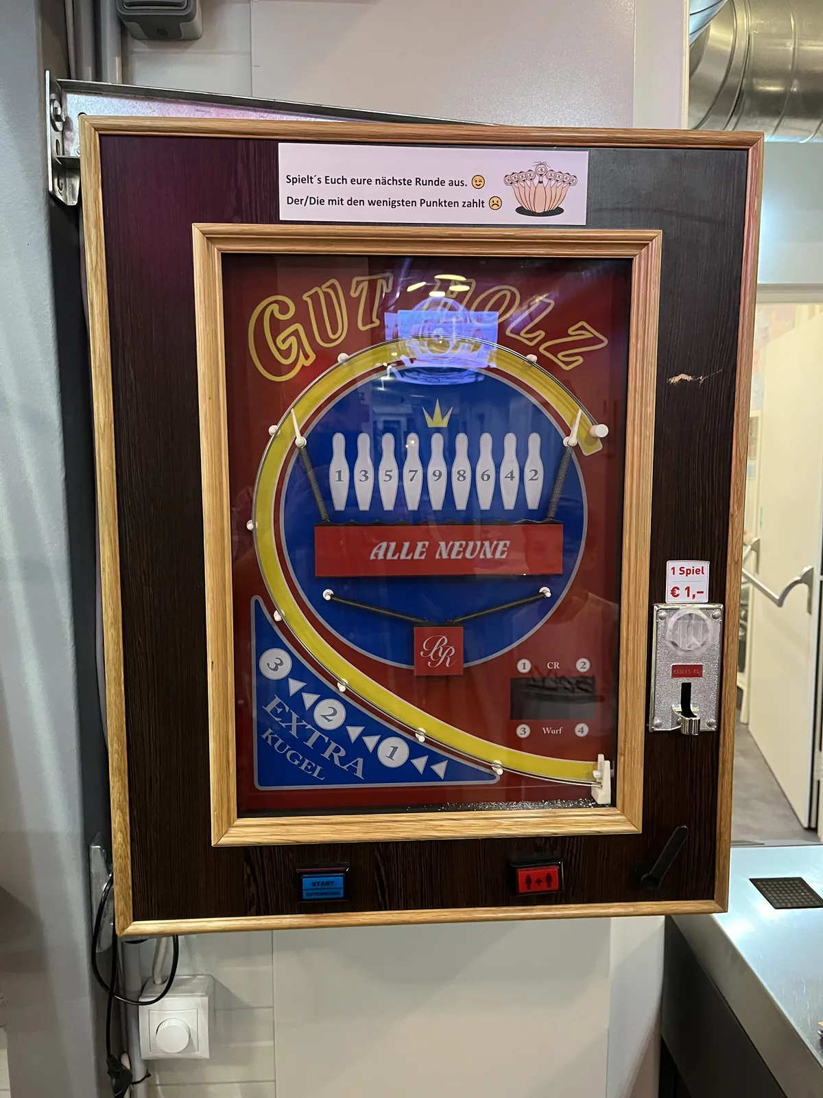 Vintage-Kugelstoßer Guttolz – retro Spielautomat in der Gastronomie