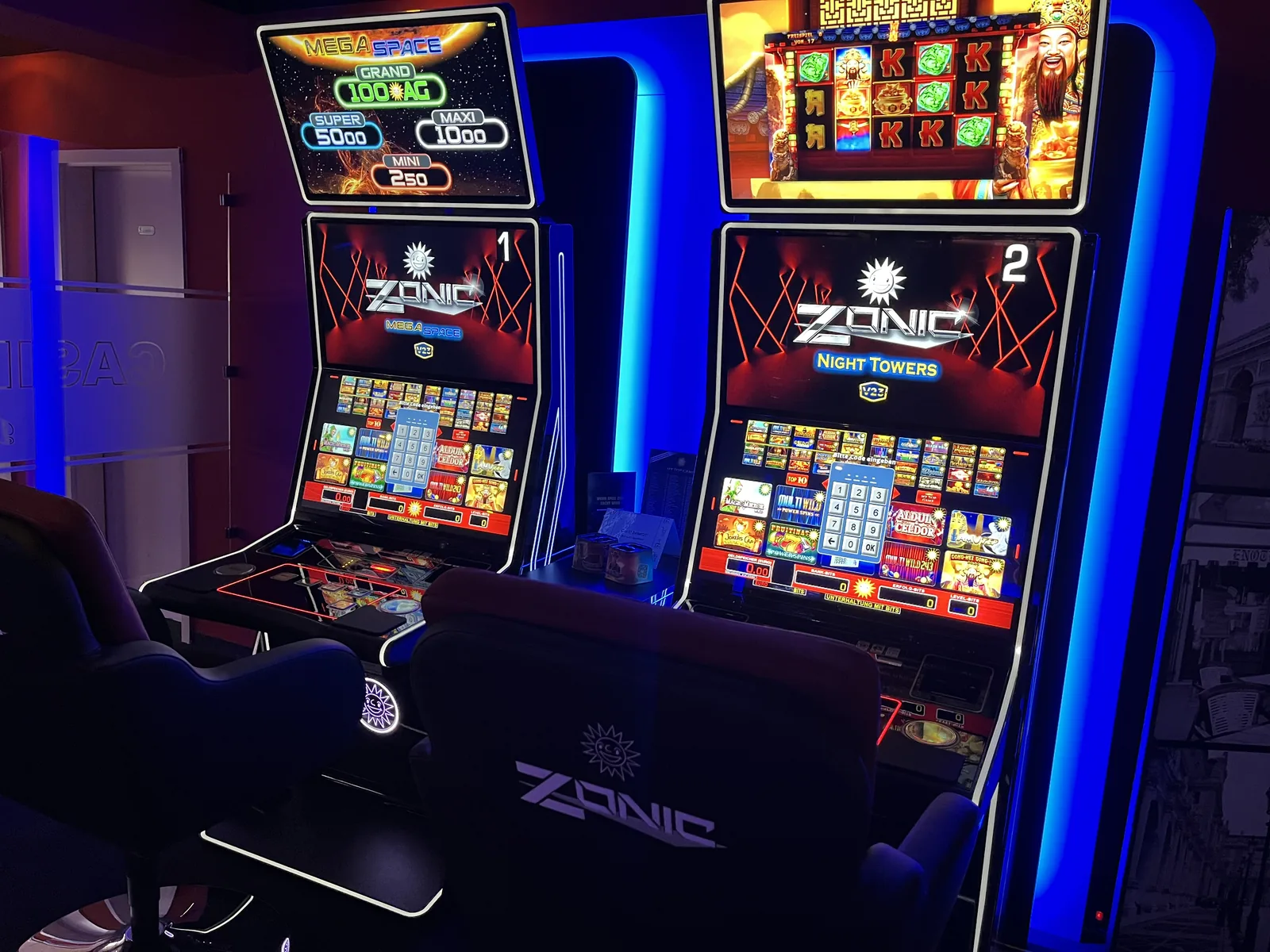 Zwei Zonic-Night-Towers-Spielautomaten mit Neon-Beleuchtung in der Gastronomie